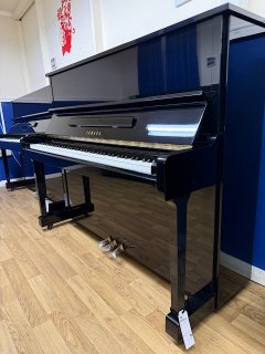 Yamaha, U10BL, full front view in the showroom