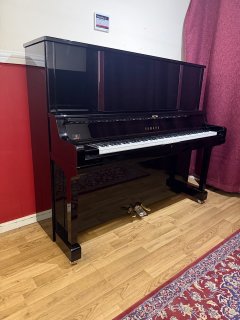 Yamaha, YUS5, full front and right side view in the showroom
