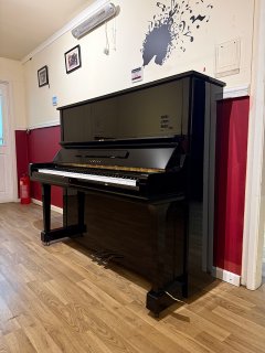 Yamaha, U3, 4062468, full front view in the showroom