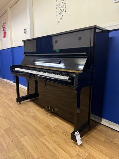 Yamaha, U10A, 50728xx, full front and right side view in the showroom