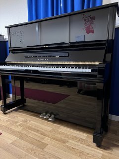 Yamaha, U3, full front and right side view in the showroom