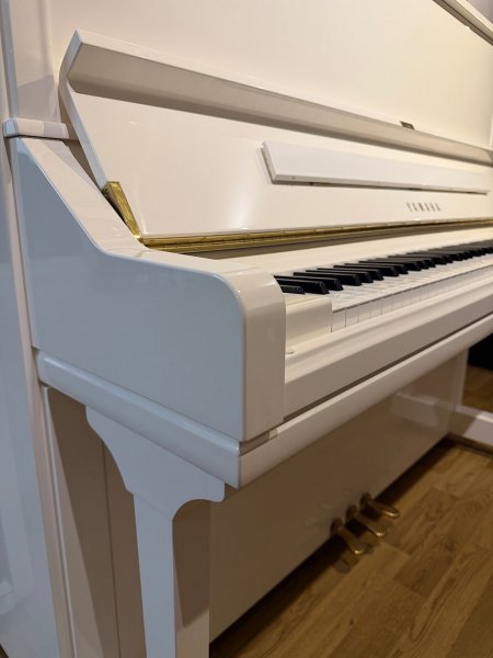 Yamaha, U3S, right side keyboard and white cabinet detail