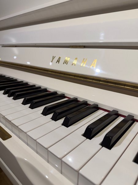 Yamaha, U3S, Yamaha logo and keyboard close-up
