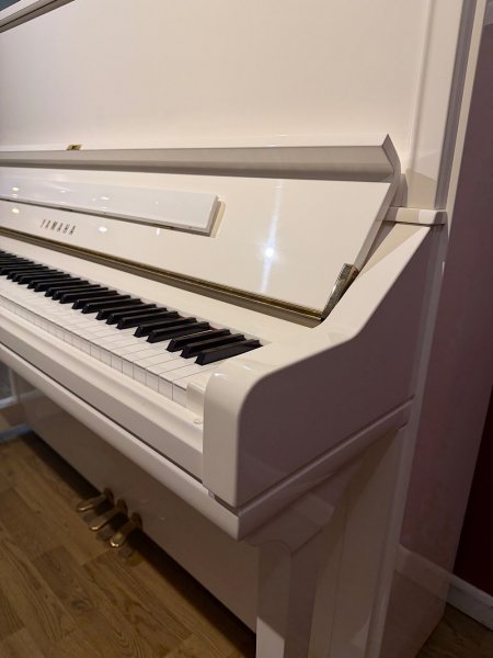 Yamaha, U3S, left side keyboard and white cabinet detail