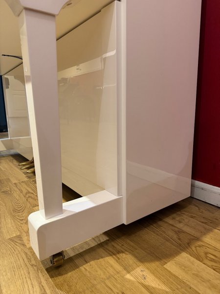 Yamaha, U3S, left side lower cabinet and front leg close-up