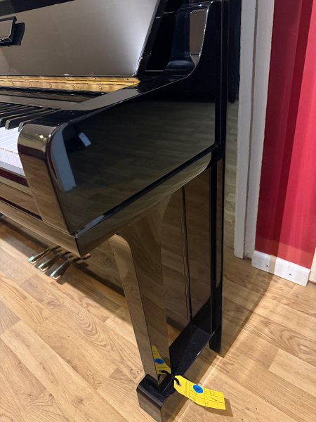 Yamaha, U3, 4062468, front and right side view in the showroom