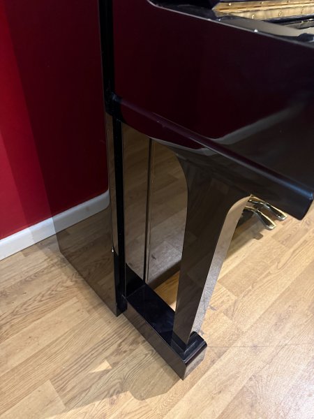 Yamaha, U3, 4062468, left side lower cabinet and front leg close-up