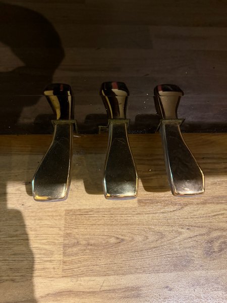 Yamaha, U3, 4062468, three brass pedals close-up