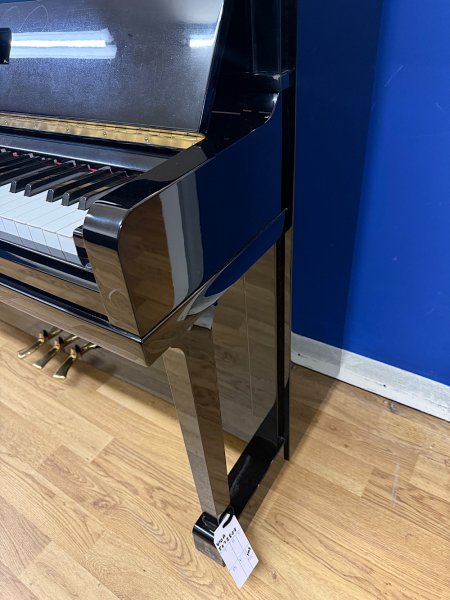 Yamaha, U10A, 50728xx, right side lower cabinet and front leg close-up