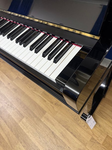 Yamaha, U10A, 50728xx, right side keyboard and polished cabinet detail