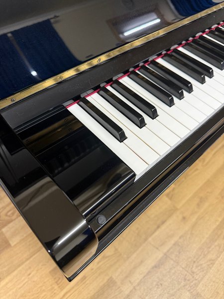 Yamaha, U10A, 50728xx, left side keyboard and polished cabinet detail