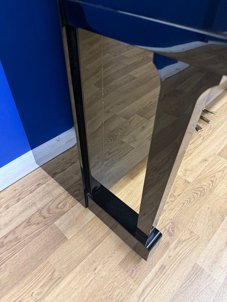Yamaha, U10A, 50728xx, left side lower cabinet and front leg close-up