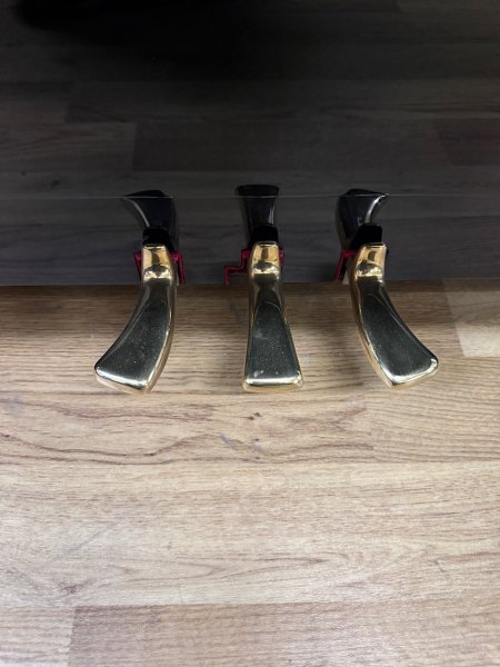 Yamaha, U10A, 50728xx, three brass pedals close-up