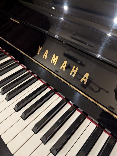 Yamaha, U30A, 48668xx, Yamaha logo and keyboard close-up