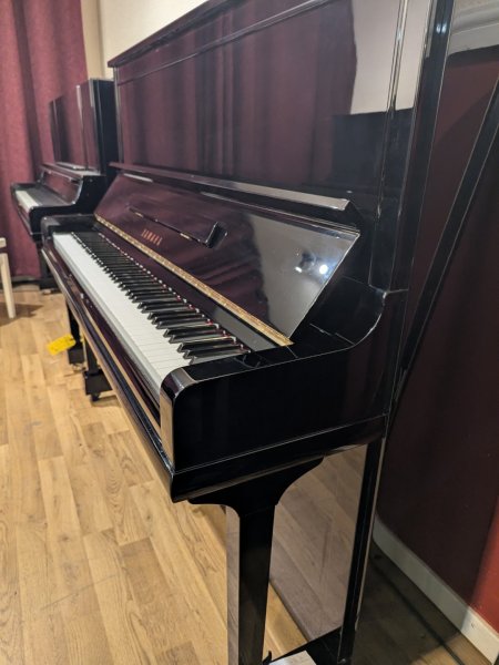 Yamaha, U30A, 48668xx, front and right side view in the showroom