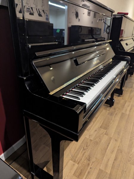 Yamaha, U30A, 48668xx, front and left side view in the showroom