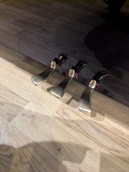 Yamaha, U30A, 48668xx, three brass pedals close-up