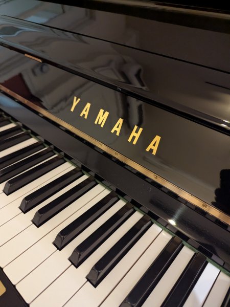 Yamaha, U3, Yamaha logo and keyboard close-up