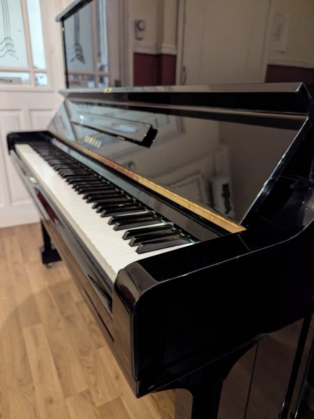Yamaha, U3, keyboard and open key lid detail