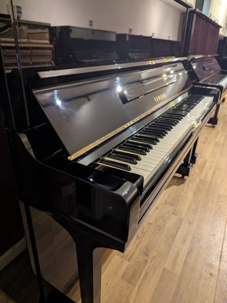 Yamaha, U3, right side keyboard and polished cabinet detail