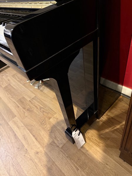 Yamaha, U30BL, 47629xx, right side lower cabinet and front leg close-up