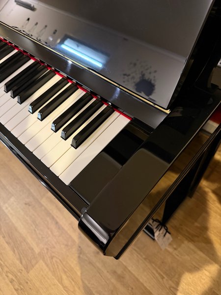 Yamaha, U30BL, 47629xx, right side keyboard and polished cabinet detail