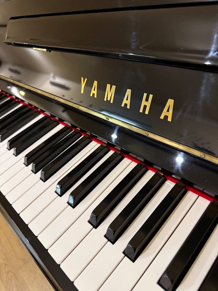 Yamaha, U30BL, 47629xx, Yamaha logo and keyboard close-up