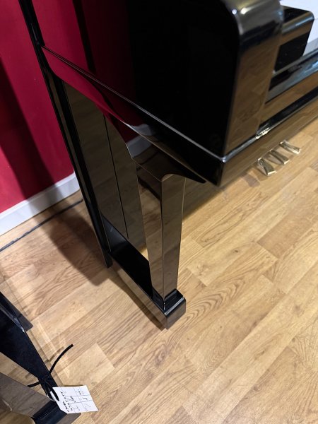 Yamaha, U30BL, 47629xx, left side lower cabinet and front leg close-up