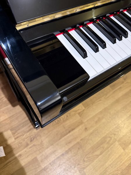 Yamaha, U30BL, 47629xx, left side keyboard and polished cabinet detail